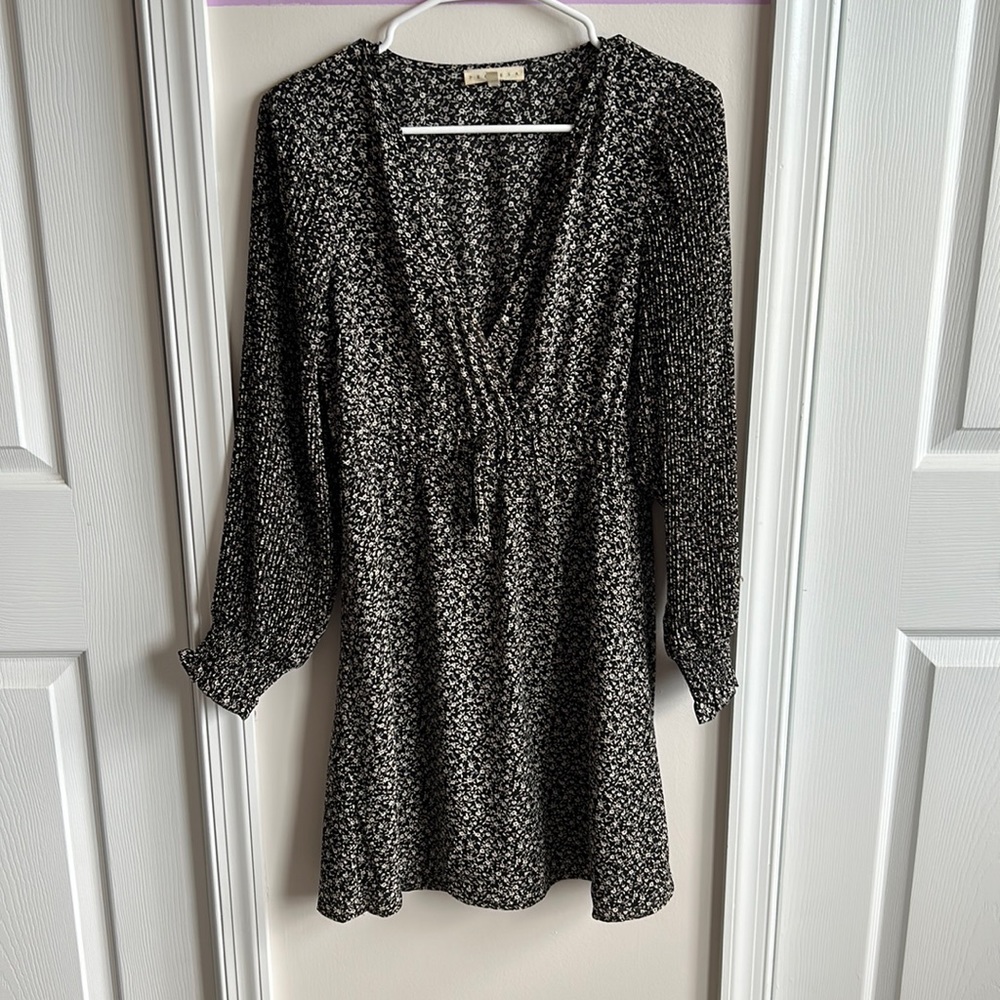 Women’s like new beautiful mini dress with pleated sleeves